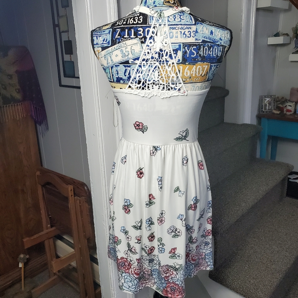 WHITE FLORAL SUNDRESS! - Picture 9 of 16